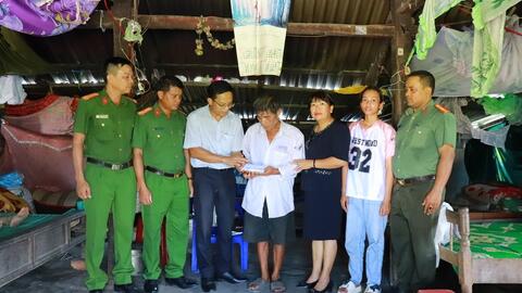 TRAO 27 TRIỆU ĐỒNG BẠN ĐỌC HỖ TRỢ CHO GIA ĐÌNH BÀ RMAH H’TANG